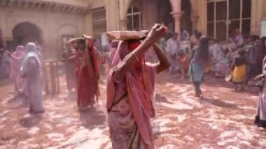 VRINDAVAN, INDIA - 11 Mart 2017: Hintli bir dul, Vrindavan, Uttar Pradesh, Hindistan 'daki Gopinath Tapınağı' nda, Hint bahar renk festivali Holi 'yi kutluyor