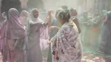 VRINDAVAN, INDIA - 11 Mart 2017: Hintli bir dul, Vrindavan, Uttar Pradesh, Hindistan 'daki Gopinath Tapınağı' nda, Hint bahar renk festivali Holi 'yi kutluyor