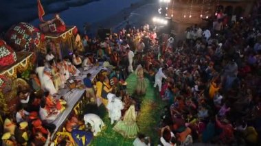 MATHURA, Hindistan - 9 Mart 2017: Hindistan halkı Mathura 'daki Holi kutlamaları sırasında dans ediyor ve renklerle oynuyor, Holi Festivali Hindistan' ın en ünlü dini festivali..