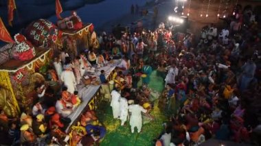 MATHURA, Hindistan - 9 Mart 2017: Hindistan halkı Mathura 'daki Holi kutlamaları sırasında dans ediyor ve renklerle oynuyor, Holi Festivali Hindistan' ın en ünlü dini festivali..