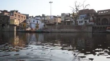 MATHURA, INDIA - 10 Mart 2017: Yamuna nehrinin kıyısında teknede yüzen tanımlanamayan bir grup Hintli. Mathura, Uttar Pradesh 'in dini bir şehridir..