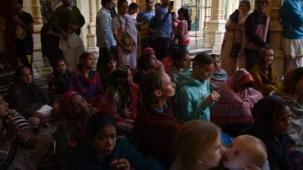 Vrindavan インド 3月2017 ハーレ クリシュナは VrndavanaのIskcon寺院クリシュナ バララマの内部でKirtanの聖歌を演奏 ヴリンダヴァンは神聖な場所と見なされます — ストック動画