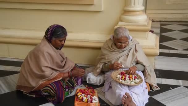 Vrindavan India March 2017 Unidentified Devotee Women Making Garland Sri — 图库视频影像