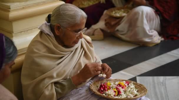 Vrindavan India Marzo 2017 Mujeres Devotas Identificadas Haciendo Guirnaldas Templo — Vídeo de stock