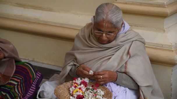 Vrindavan インド 3月2017 スリランカのガーランドを作る未確認の献身的な女性 バララムIskcon寺院Vrndavana Vrindvanは神聖な場所であると考えられています — ストック動画