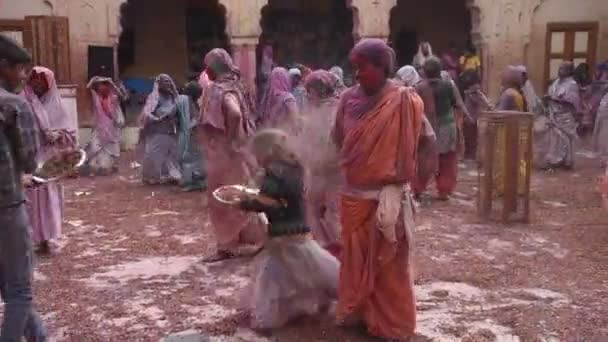 Vrindavan インド 2017年3月11日 インド ウッタル プラデーシュ州ヴリンダヴァーンのグノワス寺院で ヒンズー教の春祭りであるホリを祝うインドの未亡人 — ストック動画