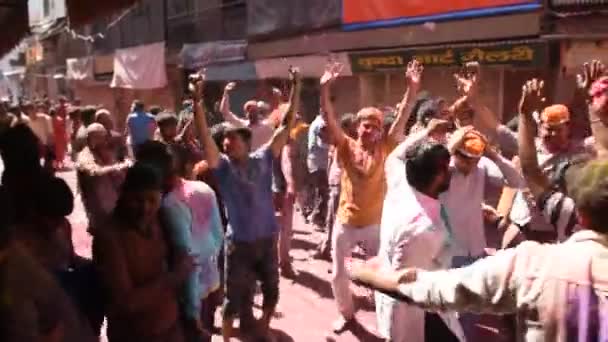 印度马图拉市 2017年3月9日 在马图拉市的霍利族庆祝活动中 印度人跳着五彩缤纷的舞 这是印度最有名的宗教节日 — 图库视频影像