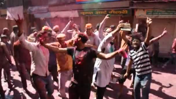 Mathura India Mars 2017 Indier Dansar Och Leker Med Färger — Stockvideo
