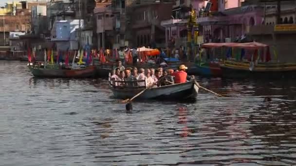 Mathura India Marzo 2017 Grupo Identificado Pueblos Indios Navegando Bote — Vídeos de Stock