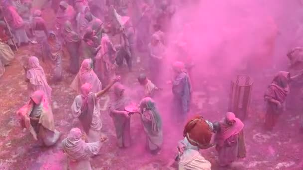 Vrindavan インド 2017年3月11日 インド ウッタル プラデーシュ州ヴリンダヴァーンのグノワス寺院で ヒンズー教の春祭りであるホリを祝うインドの未亡人 — ストック動画