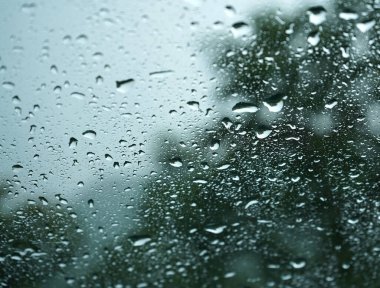 Yağmur soyut arka planda düşer, yağmurlu günlerde araba camlarına yağmur damlaları düşer
