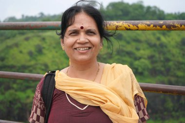 Tepe istasyonuna bakan ve doğanın tadını çıkaran Hintli kadın..