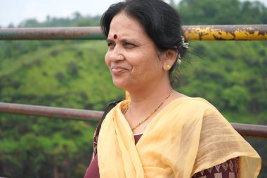 Tepe istasyonuna bakan ve doğanın tadını çıkaran Hintli kadın..