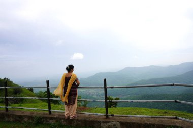 Tepe istasyonuna bakan ve doğanın tadını çıkaran Hintli kadın..