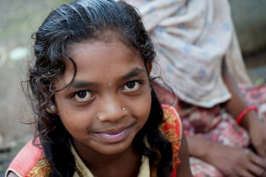 CHIKHALDARA, MAHARASHTRA, INDIA 29 HAZİRAN 2020: Köydeki kimliği belirsiz mutlu Hintli kırsal insanların portresi, Maharashtra kırsalındaki günlük yaşam tarzı.