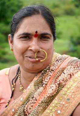 CHIKHALDARA, MAHARASHTRA, INDIA 29 HAZİRAN 2020: Köydeki kimliği belirsiz mutlu Hintli kırsal insanların portresi, Maharashtra kırsalındaki günlük yaşam tarzı.