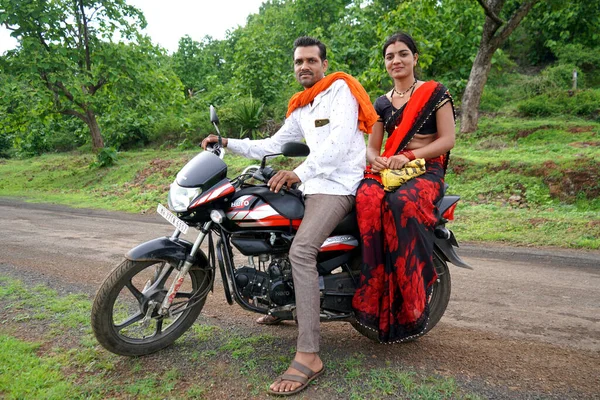 Chikhaldara Maharashtra Índia Junho 2020 Casal Rural Indiano Feliz Não — Fotografia de Stock
