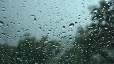 Arka plan olarak pencere camına yağmur damlaları