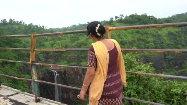 Indian Femeie Punctul Vedere Stației Deal Bucură Natură — Videoclip de stoc