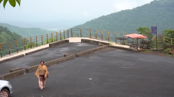 Mulher Indiana Ponto Vista Estação Colina Apreciando Natureza — Vídeo de Stock