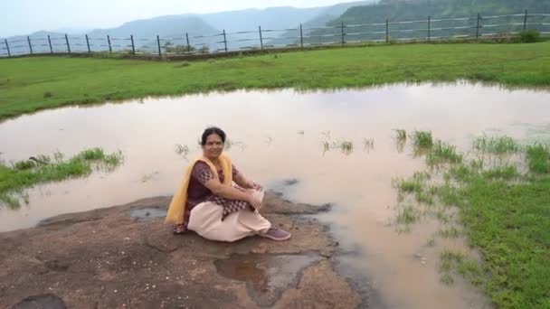 Mujer India Punto Vista Estación Colina Disfrutar Naturaleza — Vídeo de stock