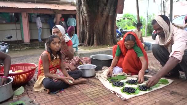 Chikhaldara Maharashtra India June 2020 Tribal Women Selling Fresh Fruit — 图库视频影像