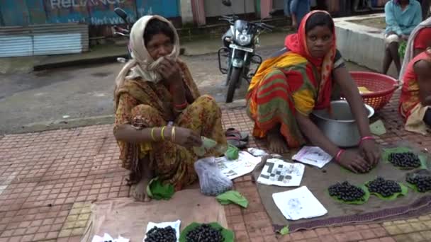 Chikhaldara Maharashtra Indien Juni 2020 Stammesfrauen Verkaufen Morgens Auf Den — Stockvideo