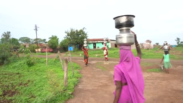 Chikhaldara India Czerwca 2020 Niezidentyfikowane Wiejskie Indianki Niosą Wodę Głowach — Wideo stockowe