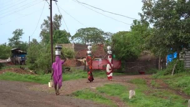 Chikhaldara India Czerwca 2020 Niezidentyfikowane Wiejskie Indianki Niosą Wodę Głowach — Wideo stockowe