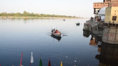 MATHURA, Hindistan - 10 Mart 2017: Hintliler Yamuna nehrinin kıyısında bir teknede yüzüyorlar. Mathura, Uttar Pradesh 'in bir din kentidir..