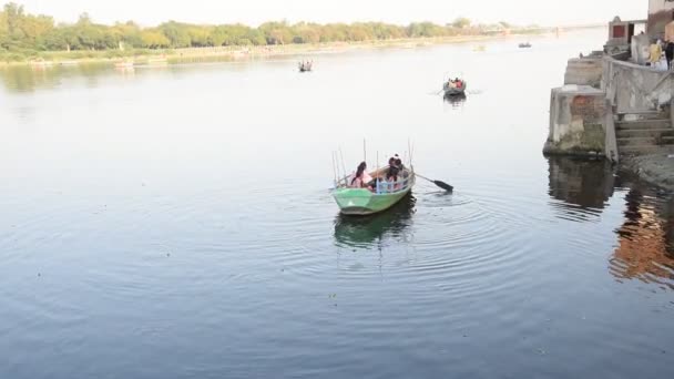 Mathura India 2017 Március Indiai Népek Csónakáznak Yamuna Folyó Partján — Stock videók