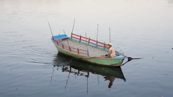 Mathura Índia Março 2017 Povos Indianos Navegando Barco Público Nas — Vídeo de Stock