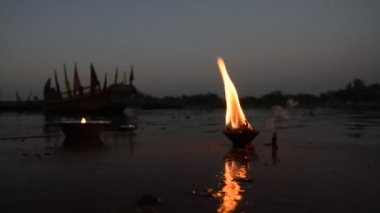 MATHURA, Hindistan - 10 Mart 2017: Hindu halkı Mathura 'da Yamuna Aarti ayinini gerçekleştiriyor. Ateş puja, Yamuna nehrinin kıyısındaki Ghat 'ta yapılan bir Hindu ayinidir.