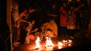 MATHURA, Hindistan - 10 Mart 2017: Hindu halkı Mathura 'da Yamuna Aarti ayinini gerçekleştiriyor. Ateş puja, Yamuna nehrinin kıyısındaki Ghat 'ta yapılan bir Hindu ayinidir.