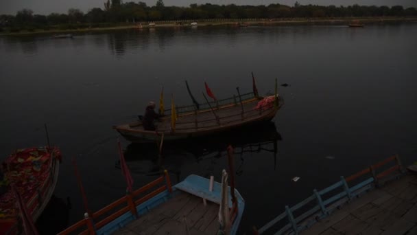 Mathura Índia Março 2017 Povos Indianos Navegando Barco Público Nas — Vídeo de Stock