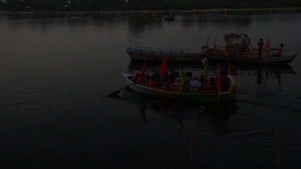 Mathura Índia Março 2017 Povos Indianos Navegando Barco Público Nas — Vídeo de Stock