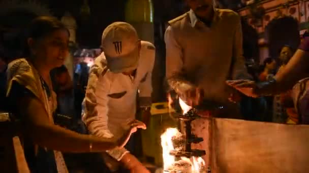 Mathura Inde Mars 2017 Peuple Hindou Exécute Rituel Yamuna Aarti — Video