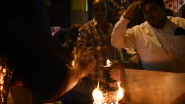 Mathura Índia Março 2017 Povo Hindu Realiza Ritual Yamuna Aarti — Vídeo de Stock