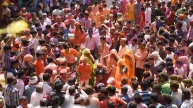 VRINDAVAN, INDIA - 09 Mart 2017: Hintli bir dul, Vrindavan, Uttar Pradesh, Hindistan 'daki Gopinath Tapınağı' nda, Hint bahar renk festivali Holi 'yi kutluyor