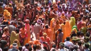 VRINDAVAN, INDIA - 09 Mart 2017: Hintli bir dul, Vrindavan, Uttar Pradesh, Hindistan 'daki Gopinath Tapınağı' nda, Hint bahar renk festivali Holi 'yi kutluyor