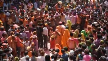 VRINDAVAN, INDIA - 09 Mart 2017: Hintli bir dul, Vrindavan, Uttar Pradesh, Hindistan 'daki Gopinath Tapınağı' nda, Hint bahar renk festivali Holi 'yi kutluyor