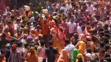 VRINDAVAN, INDIA - 09 Mart 2017: Hintli bir dul, Vrindavan, Uttar Pradesh, Hindistan 'daki Gopinath Tapınağı' nda, Hint bahar renk festivali Holi 'yi kutluyor