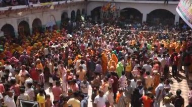 VRINDAVAN, INDIA - 09 Mart 2017: Hintli bir dul, Vrindavan, Uttar Pradesh, Hindistan 'daki Gopinath Tapınağı' nda, Hint bahar renk festivali Holi 'yi kutluyor