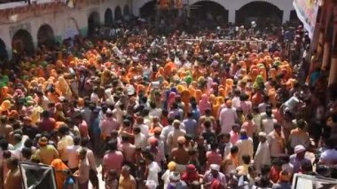 VRINDAVAN, INDIA - 09 Mart 2017: Hintli bir dul, Vrindavan, Uttar Pradesh, Hindistan 'daki Gopinath Tapınağı' nda, Hint bahar renk festivali Holi 'yi kutluyor