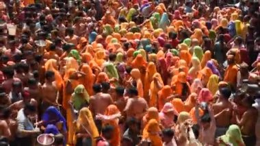 VRINDAVAN, INDIA - 09 Mart 2017: Hintli bir dul, Vrindavan, Uttar Pradesh, Hindistan 'daki Gopinath Tapınağı' nda, Hint bahar renk festivali Holi 'yi kutluyor