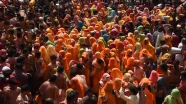 VRINDAVAN, INDIA - 09 Mart 2017: Hintli bir dul, Vrindavan, Uttar Pradesh, Hindistan 'daki Gopinath Tapınağı' nda, Hint bahar renk festivali Holi 'yi kutluyor