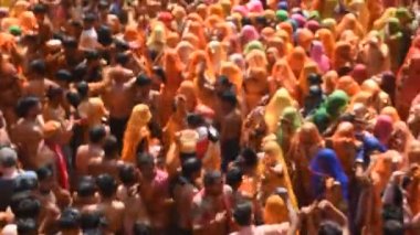 VRINDAVAN, INDIA - 09 Mart 2017: Hintli bir dul, Vrindavan, Uttar Pradesh, Hindistan 'daki Gopinath Tapınağı' nda, Hint bahar renk festivali Holi 'yi kutluyor