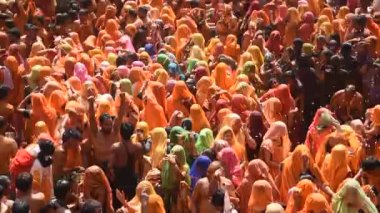 VRINDAVAN, INDIA - 09 Mart 2017: Hintli bir dul, Vrindavan, Uttar Pradesh, Hindistan 'daki Gopinath Tapınağı' nda, Hint bahar renk festivali Holi 'yi kutluyor