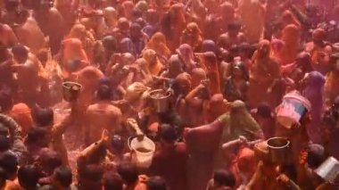 VRINDAVAN, INDIA - 09 Mart 2017: Hintli bir dul, Vrindavan, Uttar Pradesh, Hindistan 'daki Gopinath Tapınağı' nda, Hint bahar renk festivali Holi 'yi kutluyor