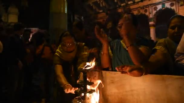 Mathura Inde Mars 2017 Peuple Hindou Exécute Rituel Yamuna Aarti — Video